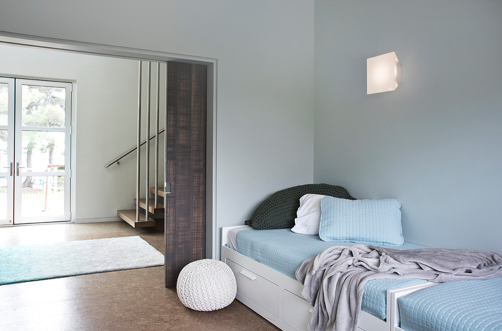 Exemple d'une chambre d'enfant de 4 à 10 ans tendance de taille moyenne avec un mur bleu, un sol en liège et un sol marron.