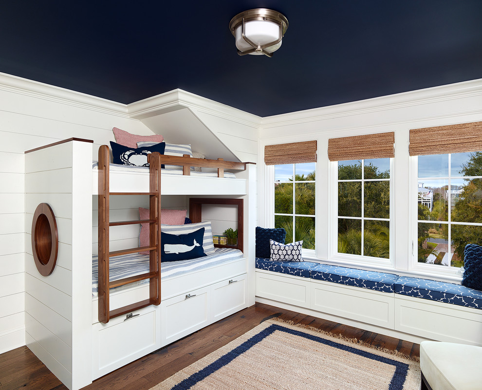 Exempel på ett maritimt könsneutralt barnrum kombinerat med sovrum och för 4-10-åringar, med vita väggar och mörkt trägolv