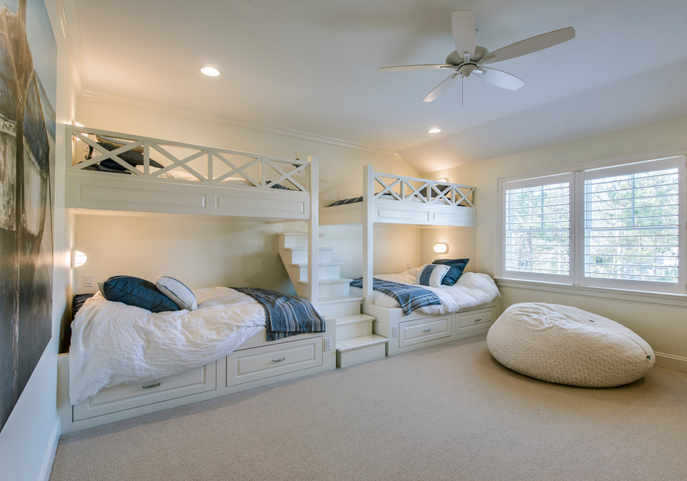 Foto di una cameretta da letto da 4 a 10 anni stile marino di medie dimensioni con pareti beige, moquette e pavimento grigio