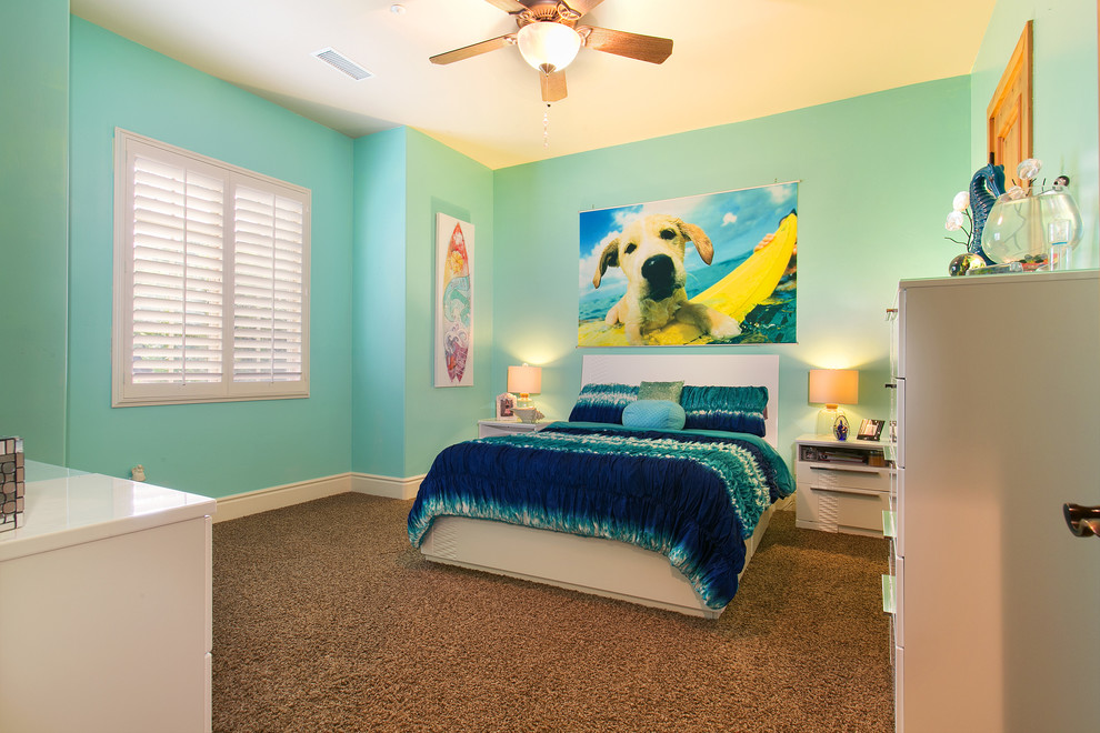 Immagine di una cameretta per bambini stile marinaro con pareti blu e moquette