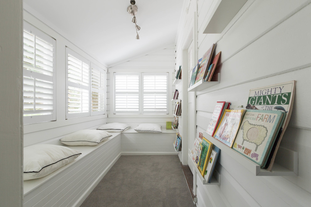 Ejemplo de habitación infantil unisex marinera con paredes blancas, moqueta y suelo gris