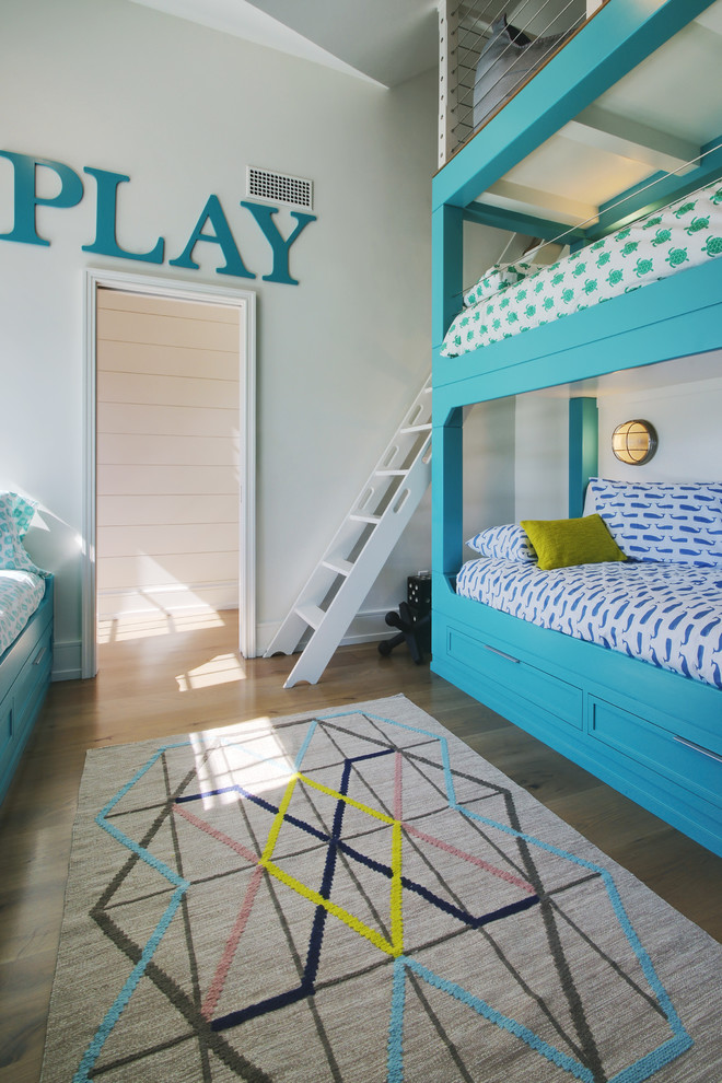 Стильный дизайн: нейтральная детская в морском стиле с спальным местом, белыми стенами и темным паркетным полом для ребенка от 4 до 10 лет - последний тренд