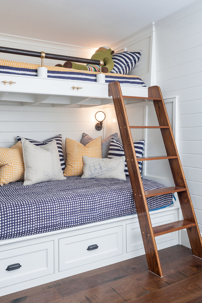 Neutrales Maritimes Kinderzimmer mit Schlafplatz, weißer Wandfarbe und braunem Holzboden in Portland Maine