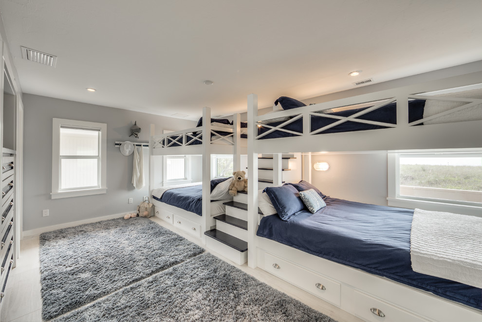 Exemple d'une chambre d'enfant bord de mer avec un mur gris, parquet clair, un sol beige et un lit superposé.