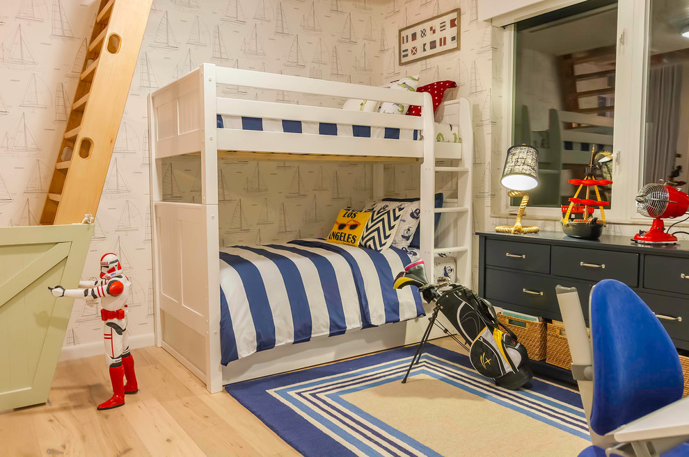 Exempel på ett maritimt pojkrum kombinerat med sovrum och för 4-10-åringar, med ljust trägolv