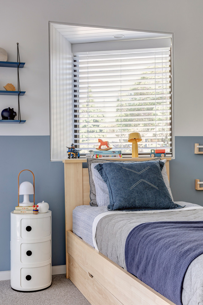 Idéer för ett maritimt pojkrum kombinerat med sovrum, med blå väggar, heltäckningsmatta och grått golv