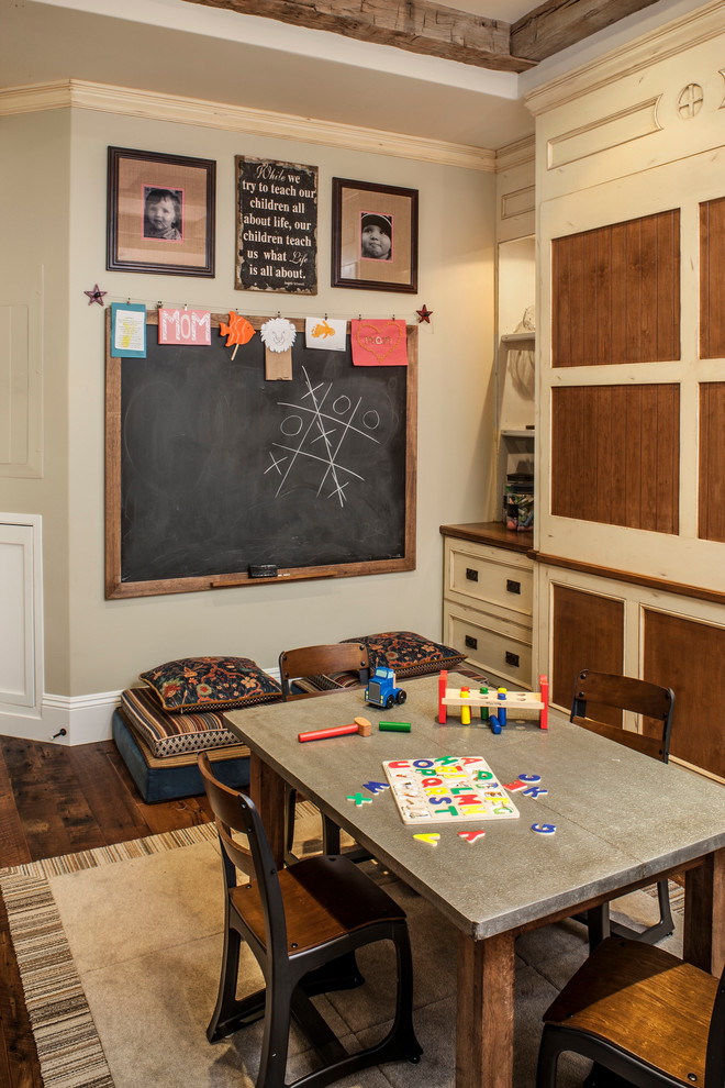 Neutrales Maritimes Kinderzimmer mit Spielecke, dunklem Holzboden und beiger Wandfarbe in Los Angeles