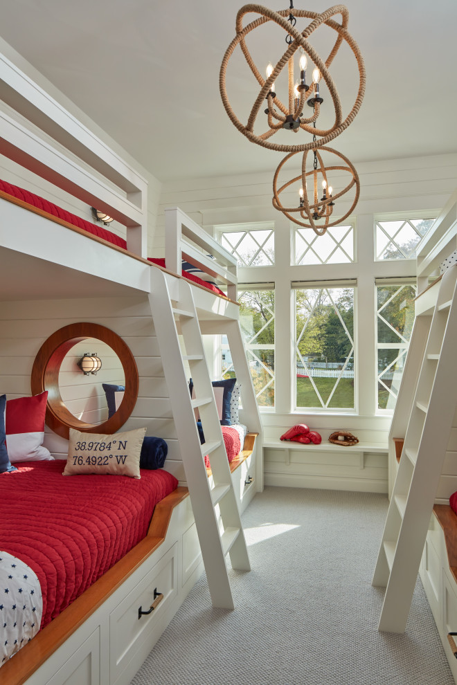 Neutrales Maritimes Kinderzimmer mit Schlafplatz, weißer Wandfarbe, Teppichboden, grauem Boden und Holzdielenwänden in Baltimore