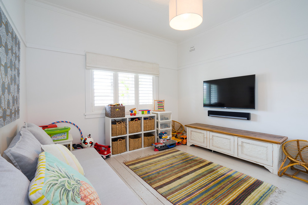 Neutrales Maritimes Kinderzimmer mit Spielecke, weißer Wandfarbe, gebeiztem Holzboden und weißem Boden in Sydney