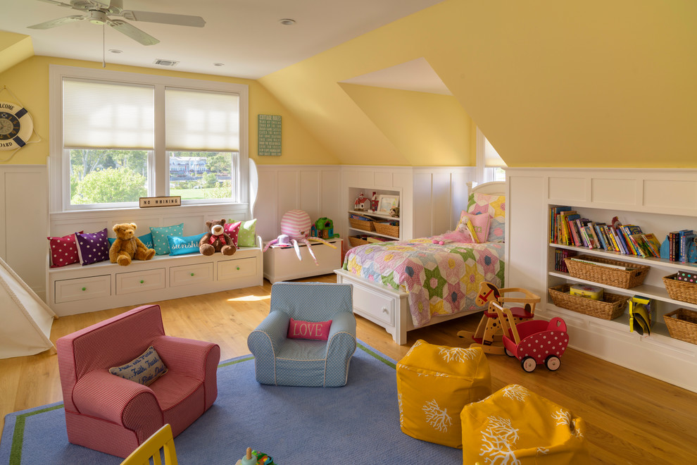 Стильный дизайн: нейтральная детская в морском стиле с спальным местом, желтыми стенами, паркетным полом среднего тона и коричневым полом - последний тренд