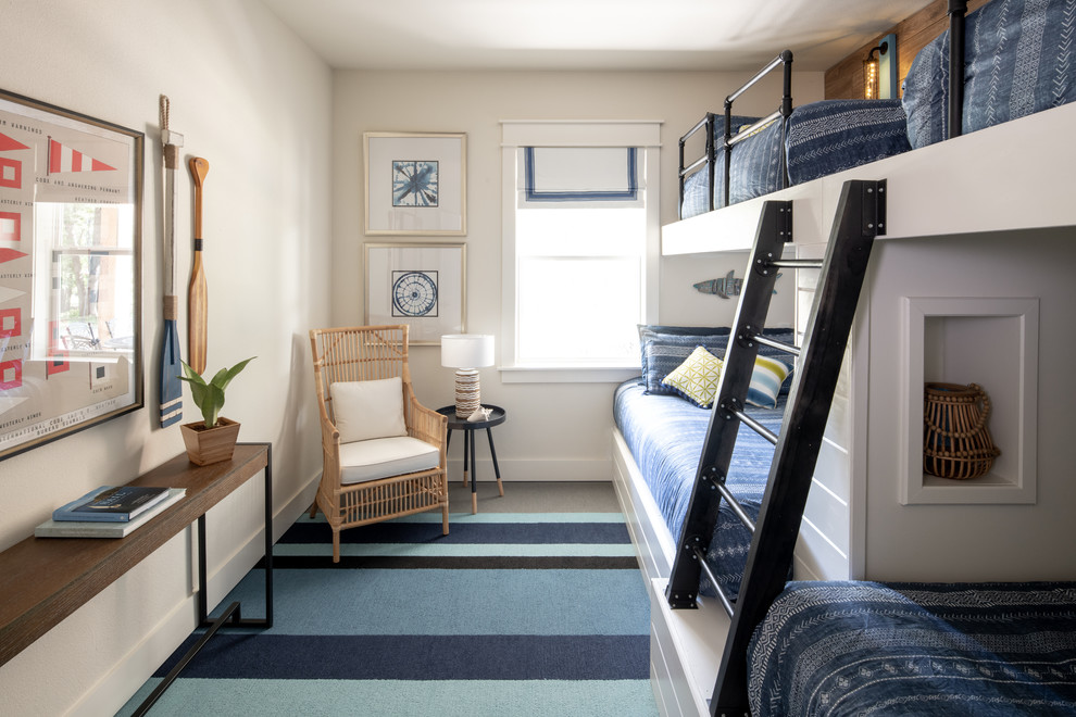 Пример оригинального дизайна: нейтральная детская среднего размера в морском стиле с белыми стенами, ковровым покрытием, синим полом и спальным местом