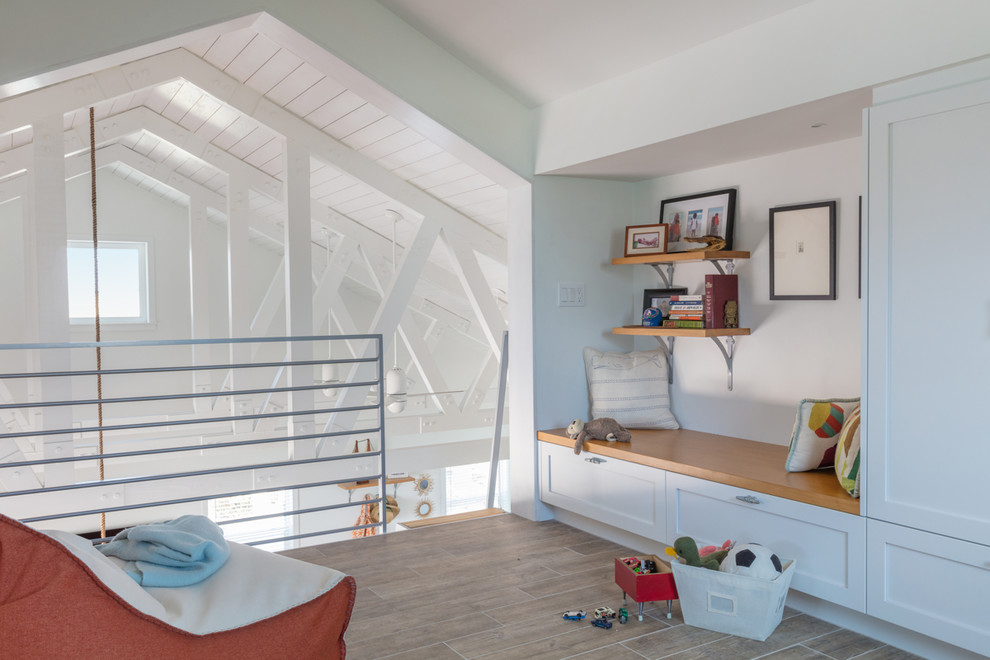 Diseño de dormitorio infantil marinero pequeño con paredes blancas y suelo marrón