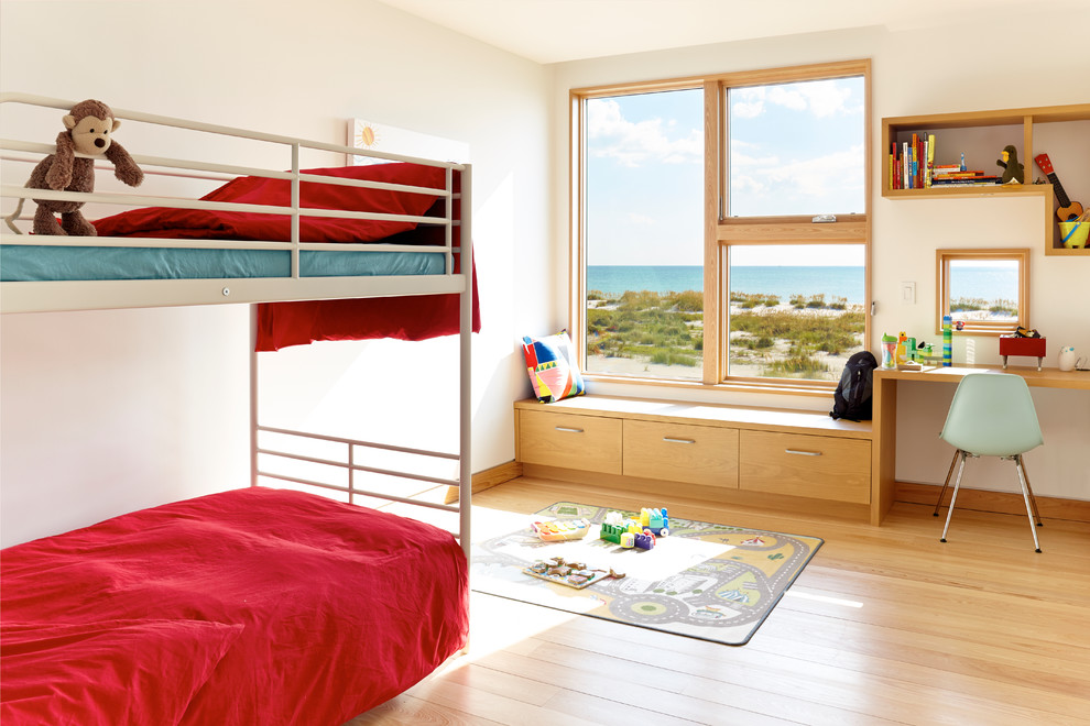 Neutrales Maritimes Kinderzimmer mit Schlafplatz, weißer Wandfarbe und hellem Holzboden in Tampa