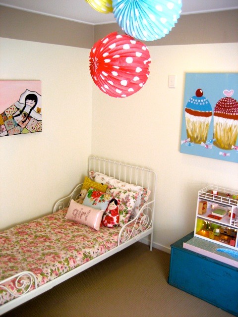 Immagine di una cameretta per bambini eclettica