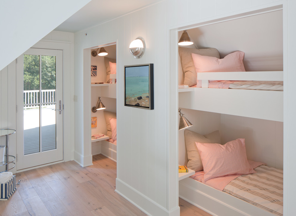 Aménagement d'une petite chambre d'enfant de 4 à 10 ans classique avec un mur blanc, parquet clair, un sol marron et un lit superposé.
