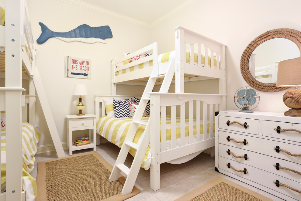 Modelo de dormitorio infantil de 4 a 10 años marinero con paredes blancas y suelo de travertino
