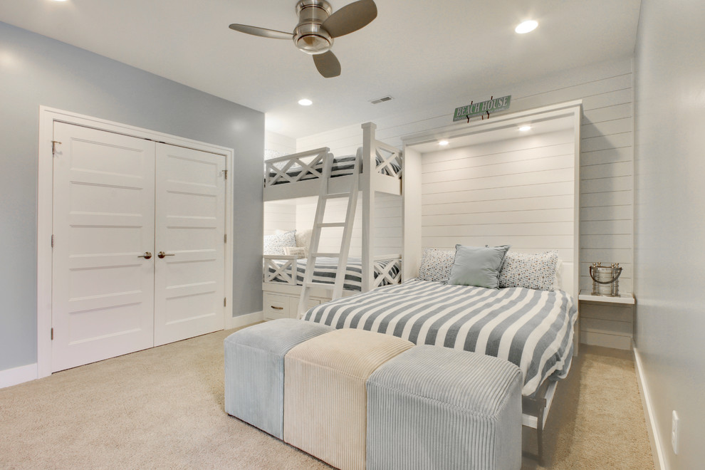 グランドラピッズにあるビーチスタイルのおしゃれな子供の寝室 (グレーの壁、カーペット敷き、ベージュの床、二段ベッド) の写真