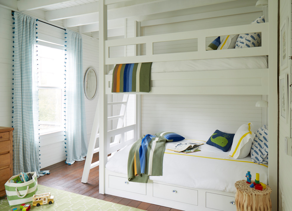 Exempel på ett mellanstort maritimt barnrum kombinerat med sovrum och för 4-10-åringar, med vita väggar, mörkt trägolv och brunt golv