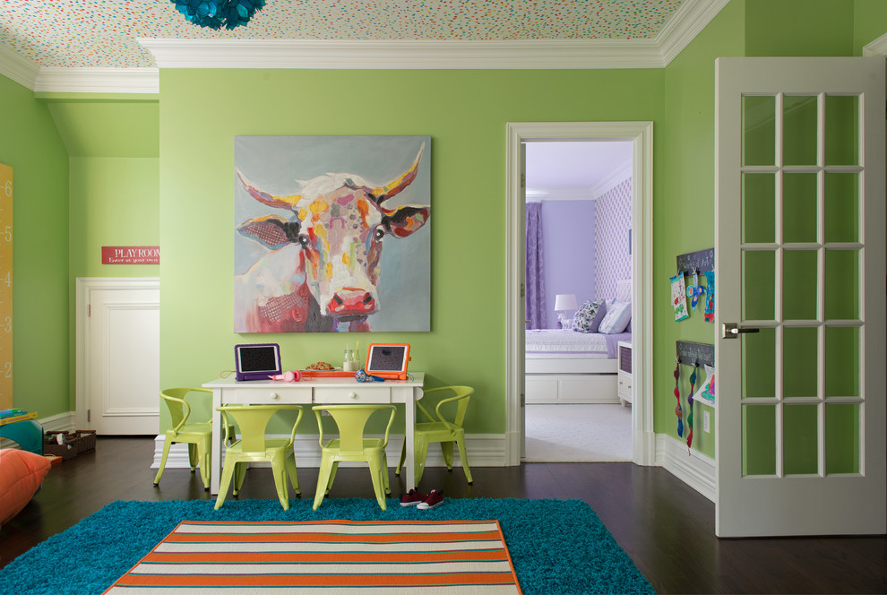 Ejemplo de dormitorio infantil costero con paredes verdes, suelo de madera oscura y suelo marrón