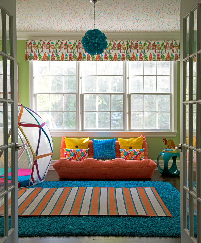 Neutrales Maritimes Kinderzimmer mit Spielecke, grüner Wandfarbe, dunklem Holzboden und braunem Boden in New York