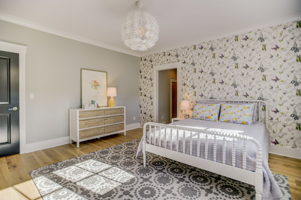 Idéer för att renovera ett vintage barnrum kombinerat med sovrum, med gröna väggar och ljust trägolv