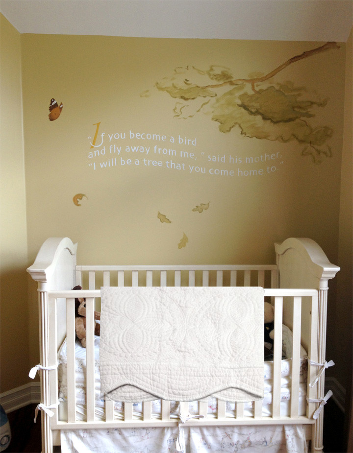 Exemple d'une chambre de bébé chic.