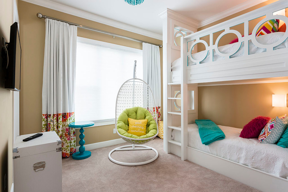 Cette photo montre une chambre d'enfant moderne de taille moyenne avec un mur beige, moquette, un sol beige et du lambris.