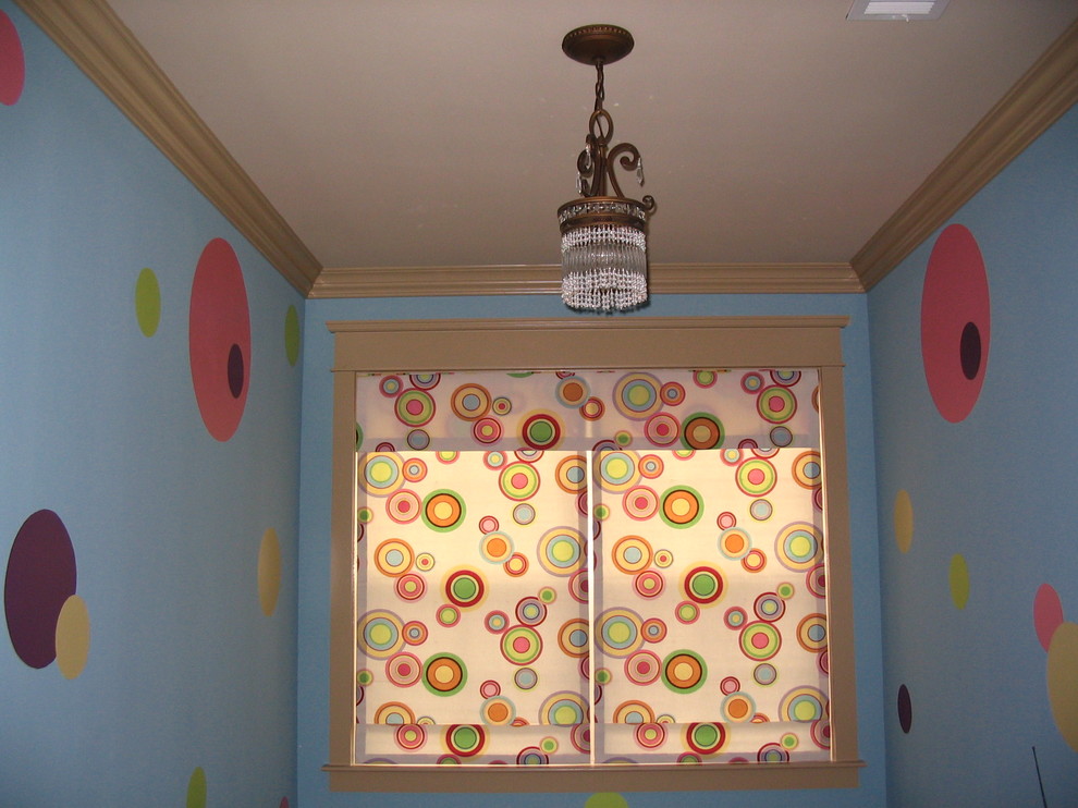 Modelo de dormitorio infantil de 4 a 10 años clásico renovado de tamaño medio con paredes multicolor, moqueta y suelo beige