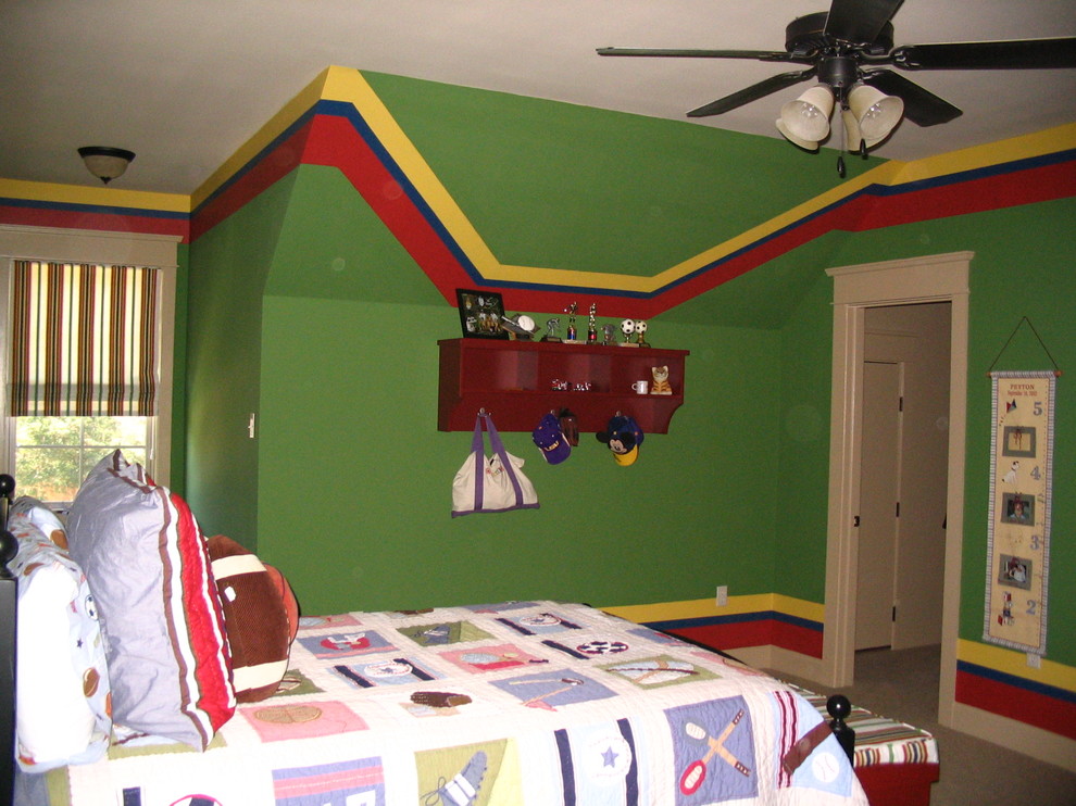Inredning av ett klassiskt mellanstort pojkrum kombinerat med sovrum och för 4-10-åringar, med flerfärgade väggar, heltäckningsmatta och beiget golv