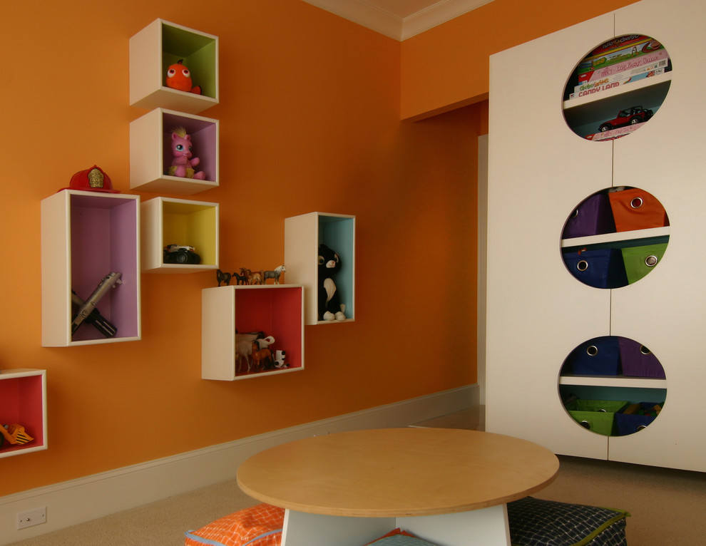 Идея дизайна: нейтральная детская с игровой среднего размера в современном стиле с оранжевыми стенами и ковровым покрытием для ребенка от 4 до 10 лет