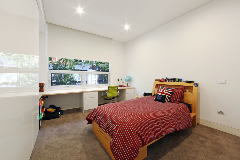 Exemple d'une chambre d'enfant tendance avec un mur blanc.