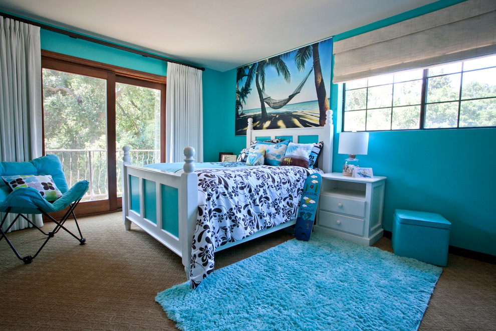 Idee per una cameretta per bambini tropicale con pareti blu e moquette