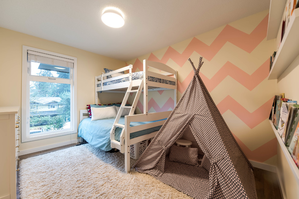 Idéer för att renovera ett mellanstort funkis flickrum kombinerat med sovrum och för 4-10-åringar, med beige väggar, mörkt trägolv och brunt golv