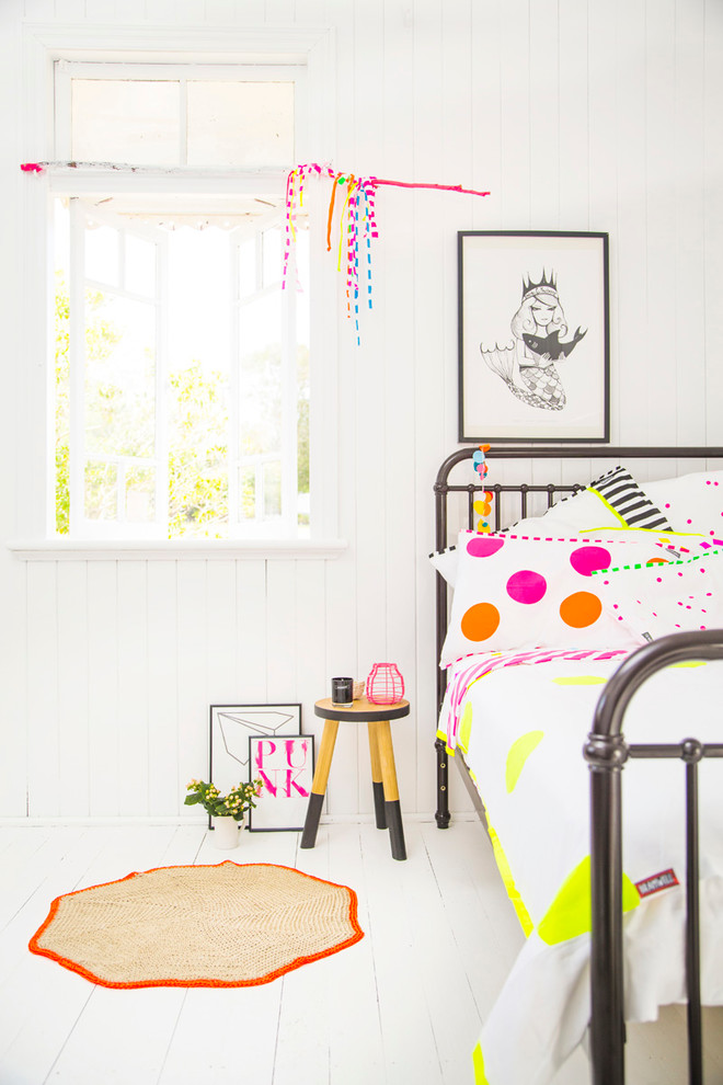 Diseño de dormitorio infantil bohemio de tamaño medio con paredes blancas y suelo de madera clara
