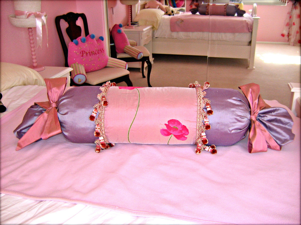 Ispirazione per una cameretta per bambini da 4 a 10 anni tradizionale di medie dimensioni con pareti rosa e moquette