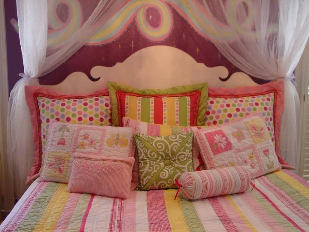 Источник вдохновения для домашнего уюта: детская в классическом стиле с спальным местом и разноцветными стенами для ребенка от 1 до 3 лет, девочки