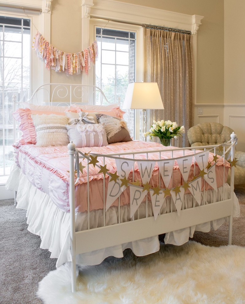 Exempel på ett shabby chic-inspirerat flickrum kombinerat med sovrum och för 4-10-åringar, med heltäckningsmatta och beige väggar