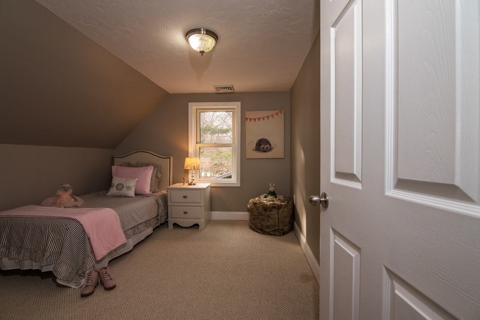 Exemple d'une chambre d'enfant chic de taille moyenne avec un mur marron, moquette et un sol beige.