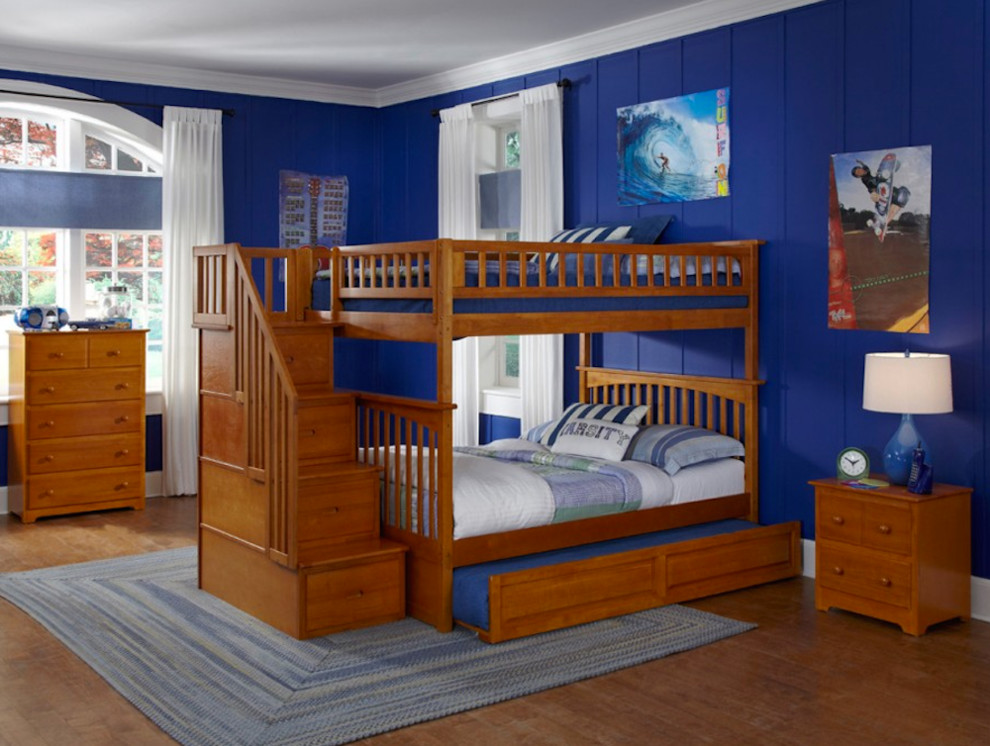 Ispirazione per una grande cameretta per bambini da 4 a 10 anni con pareti blu e pavimento in legno massello medio