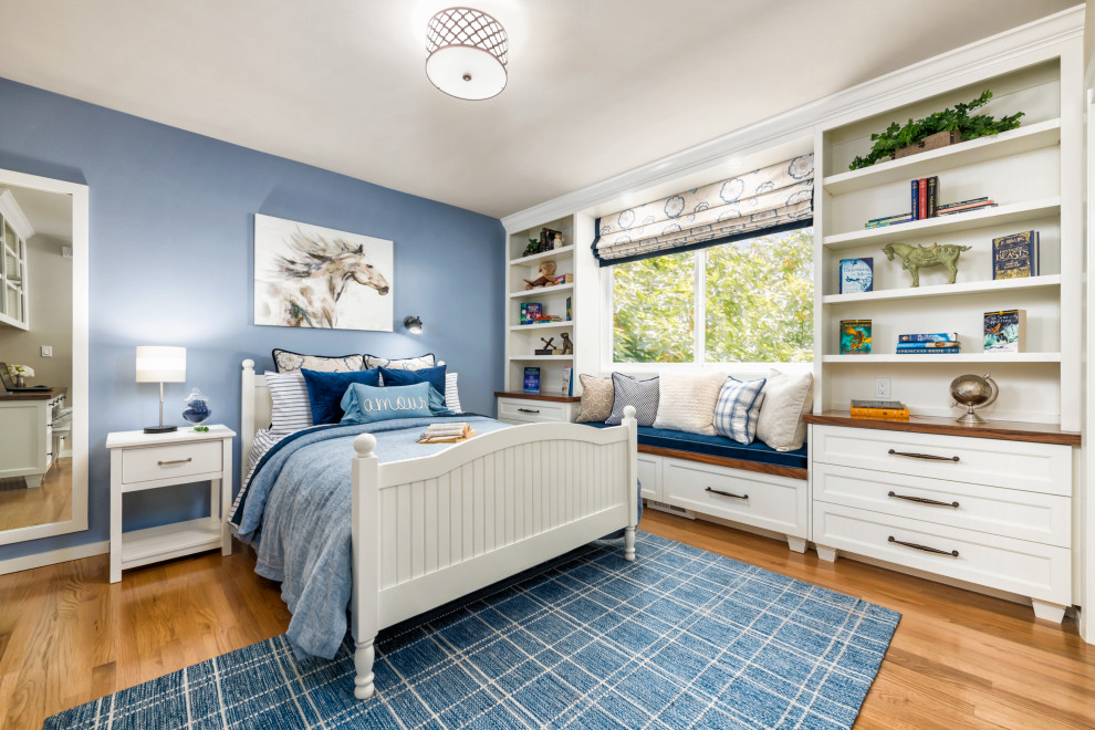 Imagen de dormitorio infantil clásico renovado con paredes azules, suelo de madera en tonos medios y suelo marrón