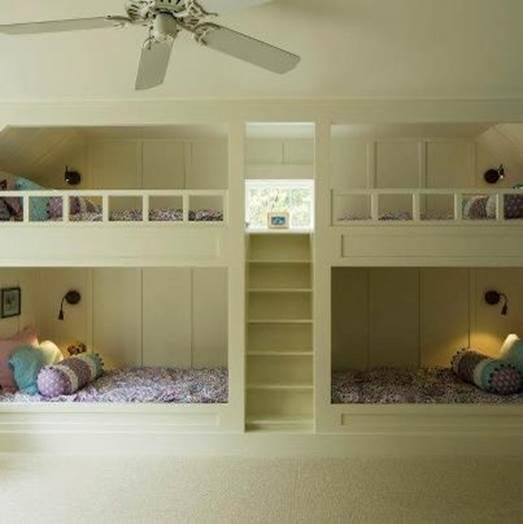 Cette photo montre une chambre d'enfant chic de taille moyenne avec un mur blanc et moquette.