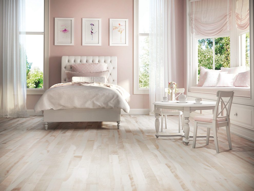 Immagine di una cameretta per bambini da 4 a 10 anni minimal di medie dimensioni con pareti rosa, parquet chiaro e pavimento rosa