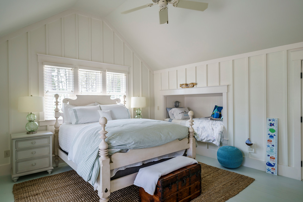 Ejemplo de dormitorio infantil tradicional renovado grande con paredes blancas y suelo de madera pintada