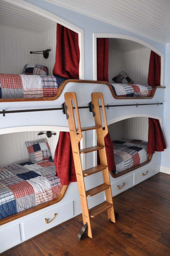 Cette image montre une grande chambre d'enfant de 4 à 10 ans traditionnelle avec un mur blanc, parquet foncé, un sol marron et un lit superposé.