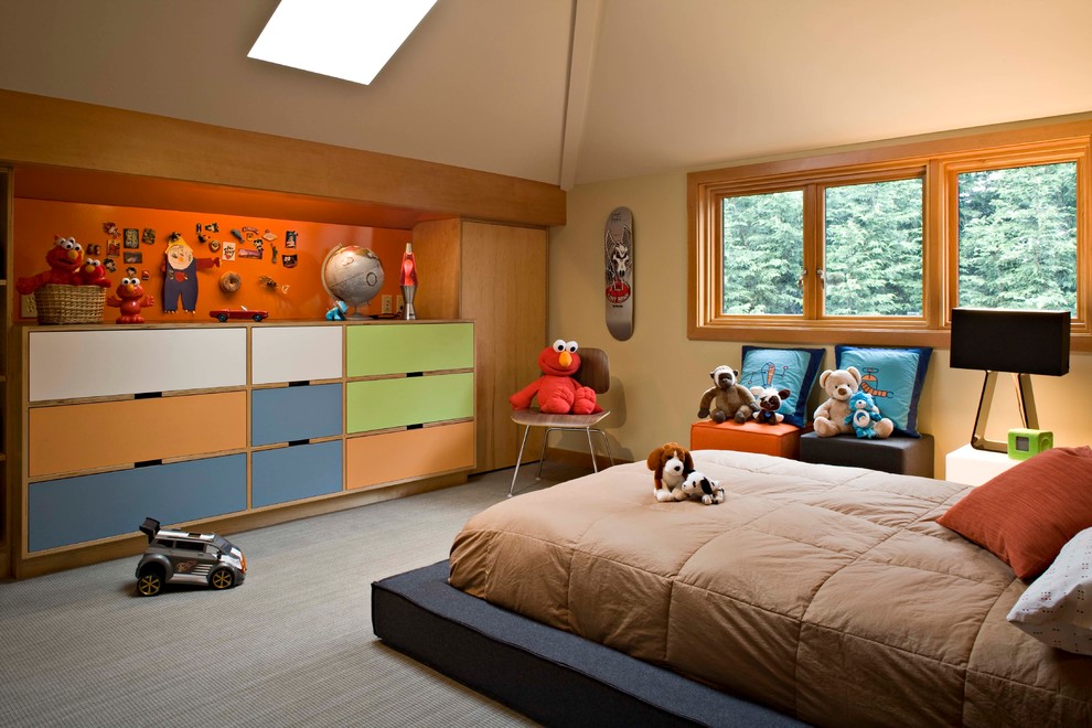 Стильный дизайн: детская в современном стиле с спальным местом и бежевыми стенами для ребенка от 4 до 10 лет, мальчика - последний тренд
