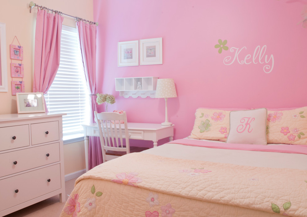 Идея дизайна: детская среднего размера в классическом стиле с розовыми стенами, ковровым покрытием и спальным местом для ребенка от 4 до 10 лет, девочки