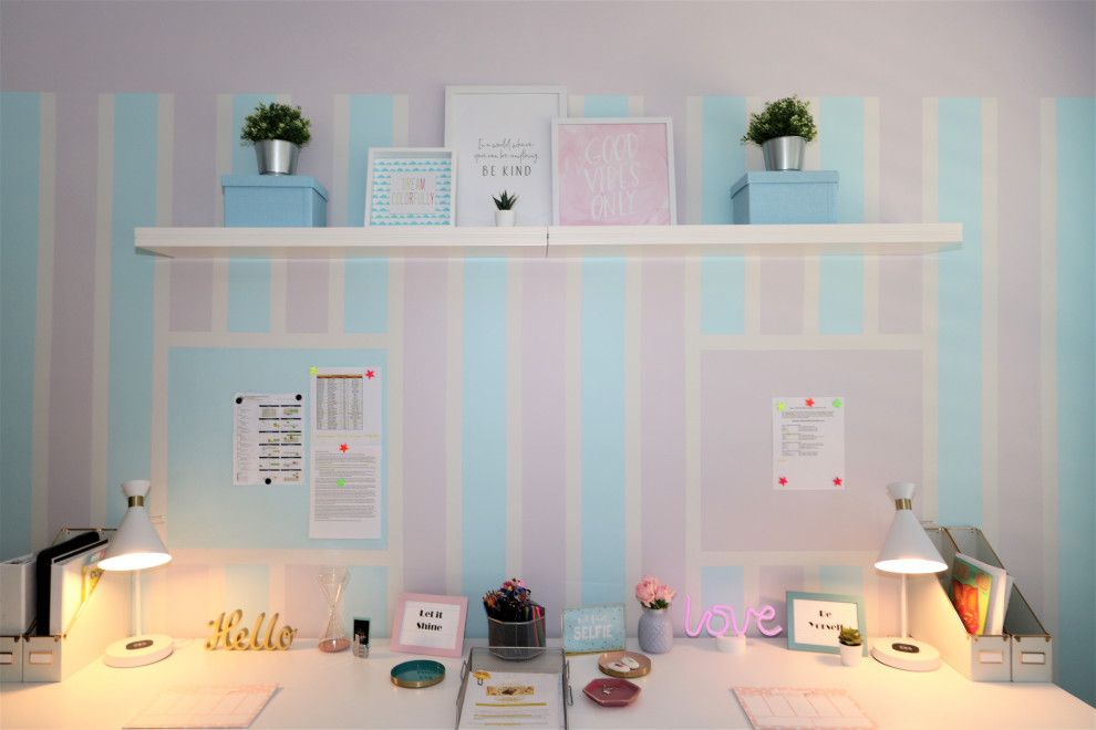 Exempel på ett mellanstort modernt barnrum kombinerat med skrivbord, med lila väggar