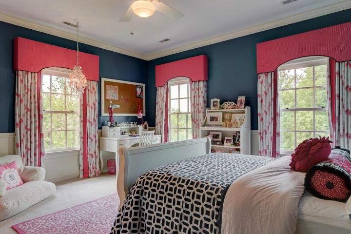 Photo of a medium sized traditional teen’s room for girls in Columbus with carpet and blue walls.