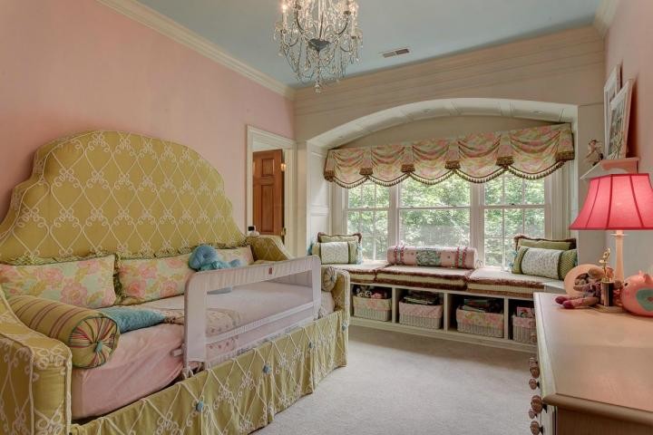 Immagine di una cameretta per bambini da 4 a 10 anni chic di medie dimensioni con pareti rosa e moquette