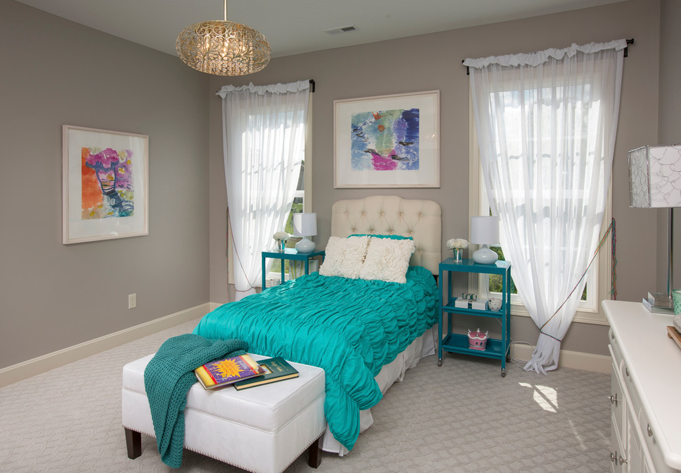 Idéer för vintage flickrum kombinerat med sovrum och för 4-10-åringar, med grå väggar och heltäckningsmatta